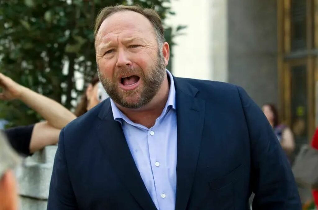 Ο συνωμοσιολόγος Άλεξ Τζόουνς πρέπει να πουλήσει την περιουσία του για να αποζημιώσει τις οικογένειες του Σάντι Χουκ