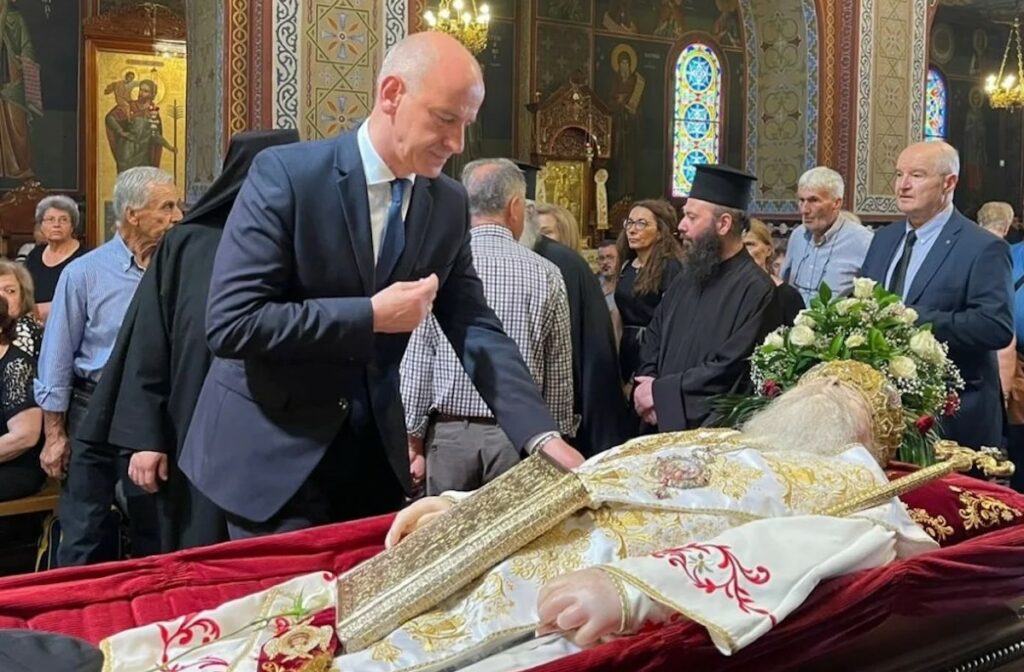 Η «selfie» του γαλάζιου βουλευτή με τον νεκρό Μητροπολίτη