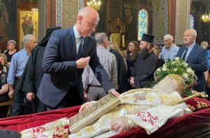 Η «selfie» του γαλάζιου βουλευτή με τον νεκρό Μητροπολίτη