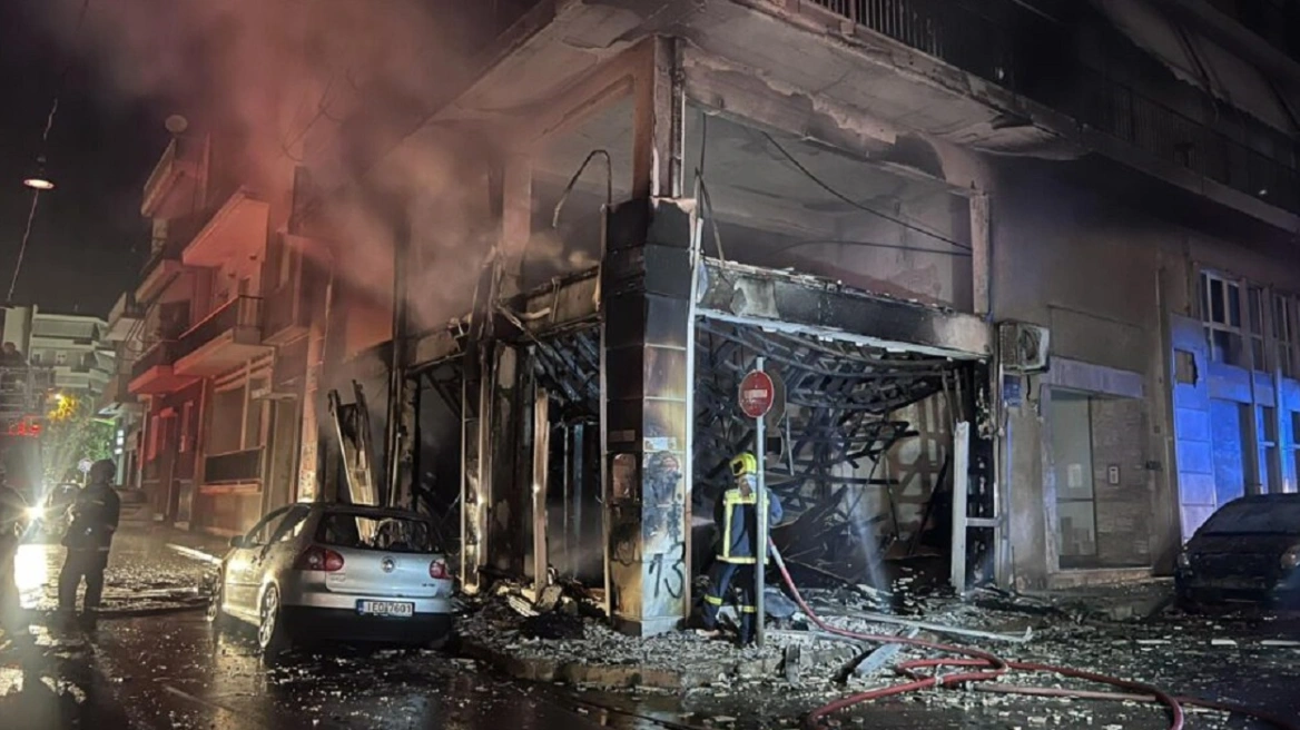 Κάτω Πατήσια: Στις φλόγες κατάστημα επίπλων στο ισόγειο πολυκατοικίας, απεγκλωβίστηκαν δύο γυναίκες, κάηκαν αυτοκίνητα