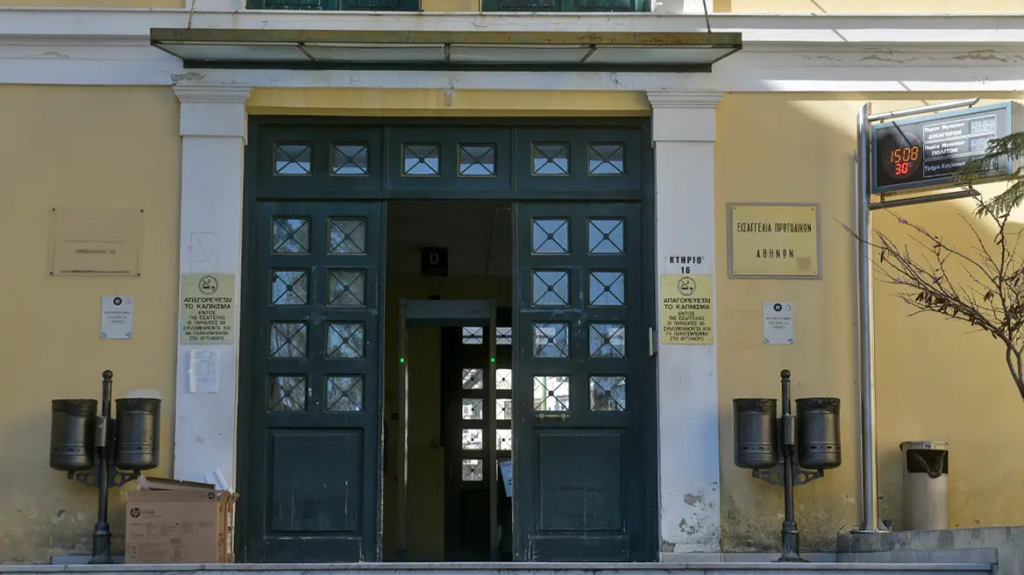Δίωξη για κακούργημα σε βάρος του γνωστού ποινικολόγου για τον ξυλοδαρμό της συζύγου του άσκησε ο εισαγγελέας