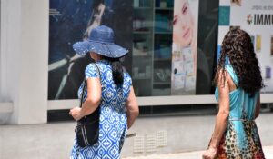 Η ζέστη διώχνει τους τουρίστες; Πώς η κλιματική κρίση επηρεάζει την τουριστική σεζόν