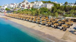 Ξαπλώστρα από χρυσό: Ο τιμοκατάλογος στις 8 πιο γνωστές οργανωμένες παραλίες της Αττικής