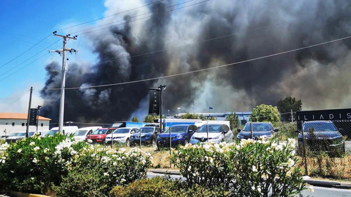 Πυρκαγιά στη Βάρης-Κορωπίου, κοντά σε εργοστάσια και σπίτια - Εντολή εκκένωσης της περιοχής Λαμπρικά