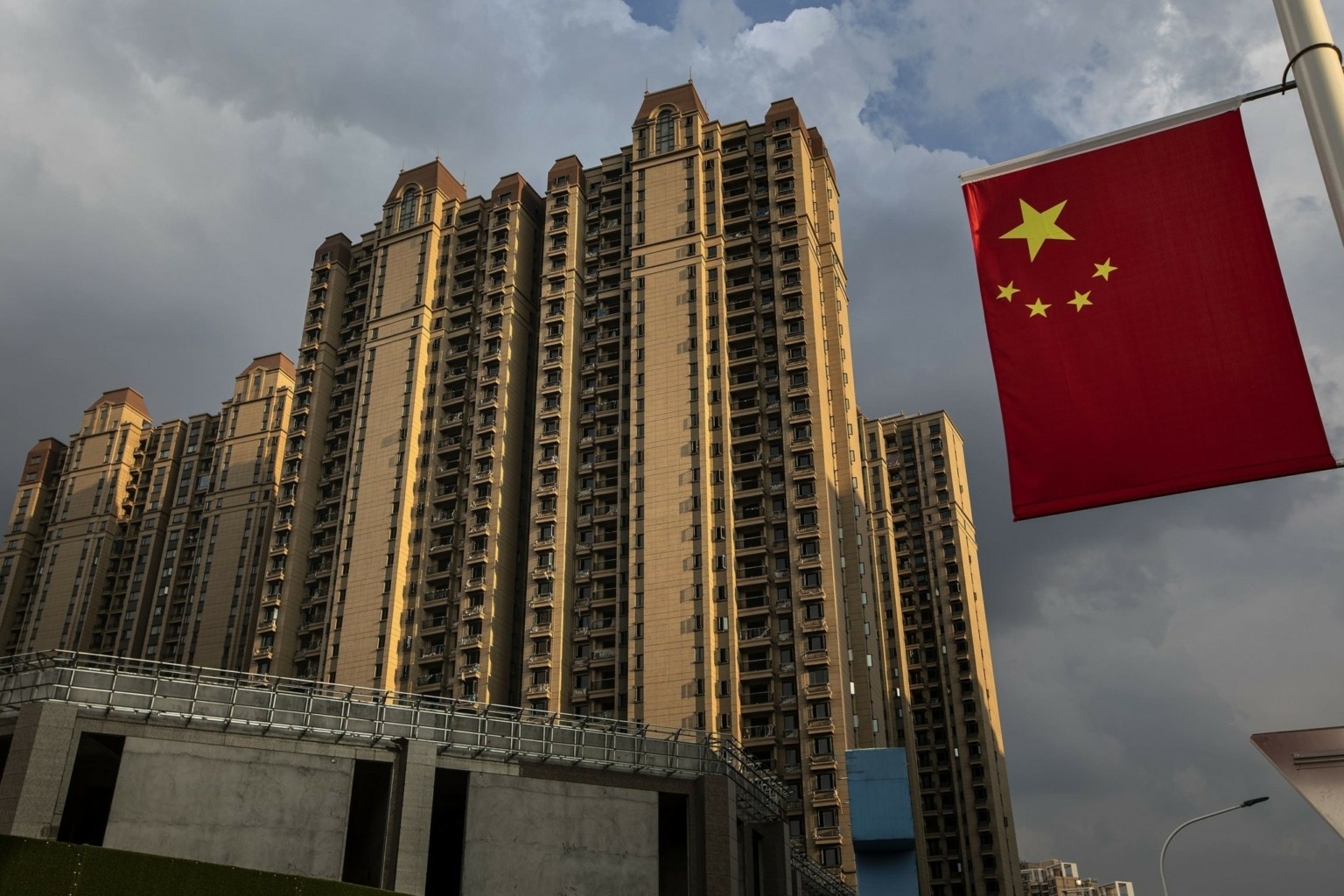 Fitch: Μεταθέτει τις προσδοκίες για μείωση επιτοκίων στη Κίνα το 2025