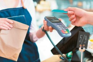 ΑΑΔΕ: Διευκρινίσεις και Q&As για την υποχρεωτική διασύνδεση των POS με τις Ταμειακές Μηχανές