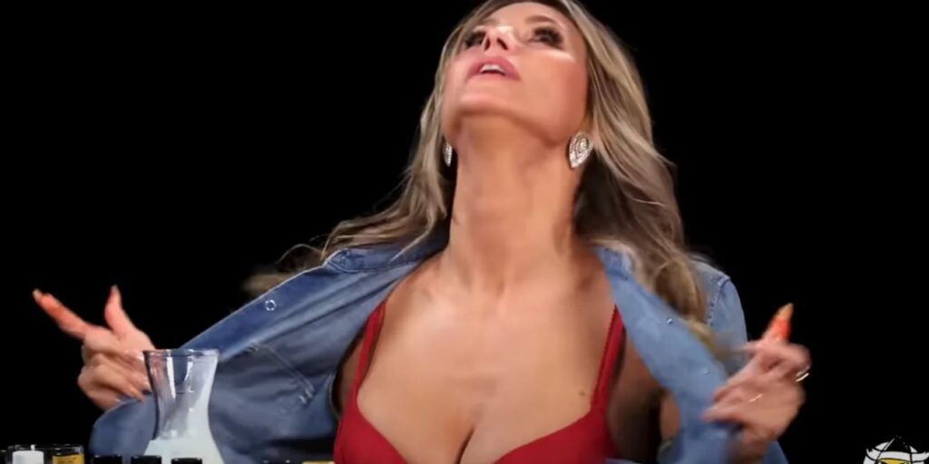 Η Χάιντι Κλουμ ξεγυμνώθηκε αφού έφαγε πικάντικη φτερούγα -Έμεινε ο παρουσιαστής