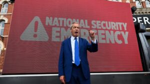 Βρετανία: Η Δύση προκάλεσε την εισβολή του Πούτιν στην Ουκρανία, υποστήριξε ο Φάρατζ