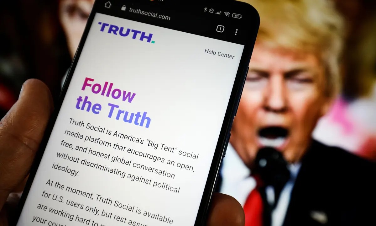 Trump Media: Γιατί κατρακυλά η μετοχή της – Τα σχέδια για το Truth Social