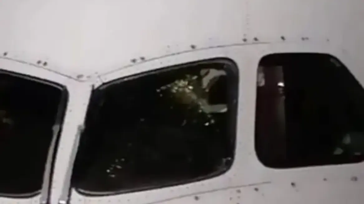 Το παρμπρίζ σε αεροσκάφος της Boeing ράγισε ξαφνικά στα 40.000 πόδια - Δείτε φωτογραφία