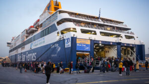 Έκρηξη στις τιμές πετρελαίου: Αύξηση στη βενζίνη και στα ακτοπ