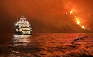 Φωτιά στην Ύδρα: 300 στρέμματα έκαψαν τα πυροτεχνήματα από το σκάφος