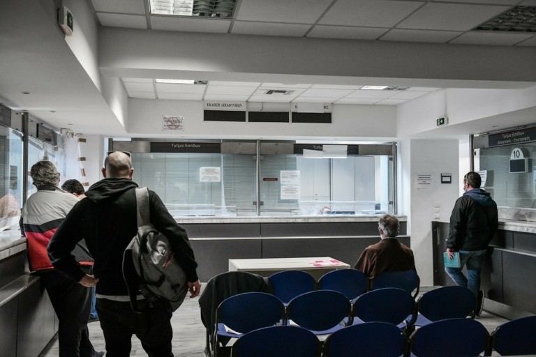 ΑΑΔΕ: Το myAADE «καταργεί» τα γκισέ στις ΔΟΥ