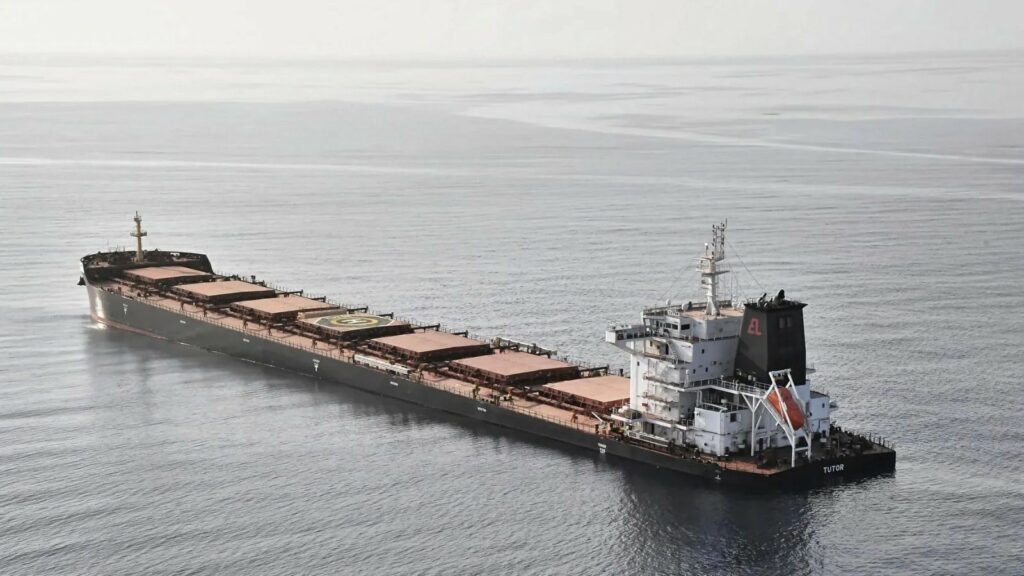 H βύθιση του ελληνόκτητου Τutor από τους Χούθι εκτοξεύει τα ναύλα στα εμπορευματοκιβώτια