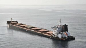 H βύθιση του ελληνόκτητου Τutor από τους Χούθι εκτοξεύει τα ναύλα στα εμπορευματοκιβώτια