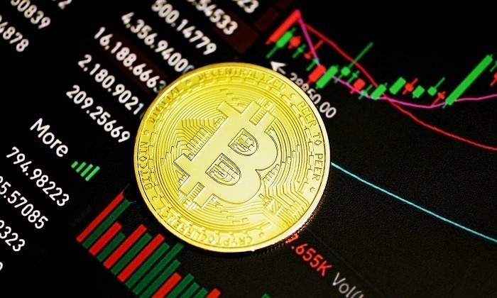 To bitcoin φλερτάρει με τα 65.000 δολ. μετά το σήμα Πάουελ