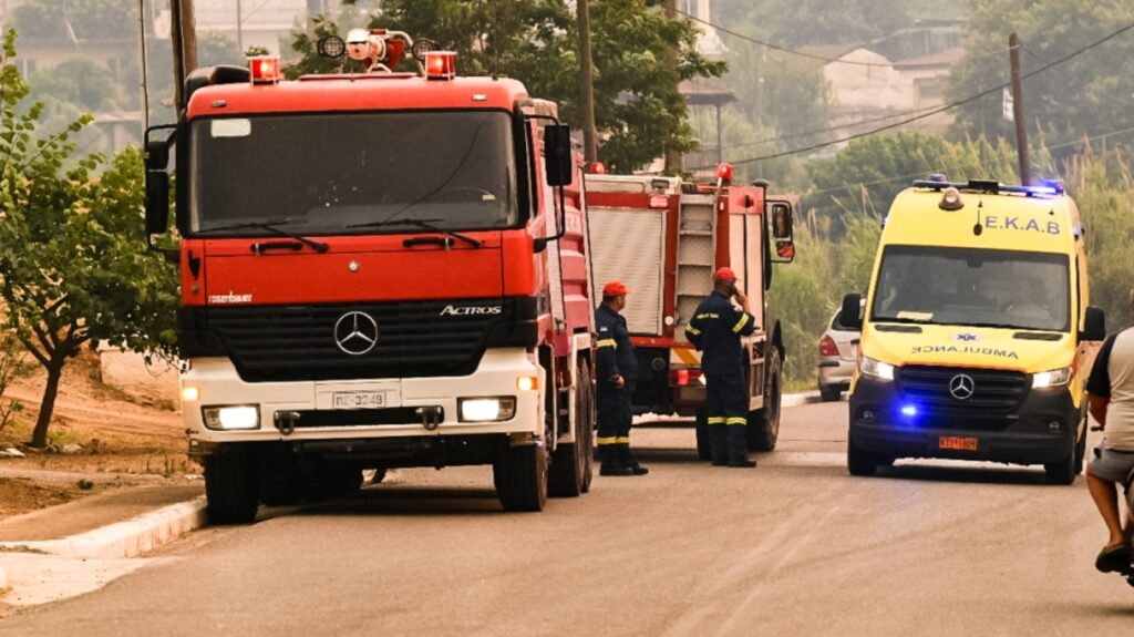 Σε ύφεση η φωτιά στους Φούρνους Κορσέων – Με αυτοθυσία πυροσβέστες και εθελοντές έδωσαν μάχη να σώσουν τα σπίτια του νησιού