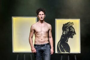 Μιχάλης Σαράντης: Βγαίνει σε καλοκαιρινή περιοδεία με τον «Αίαντα» του Σοφοκλή