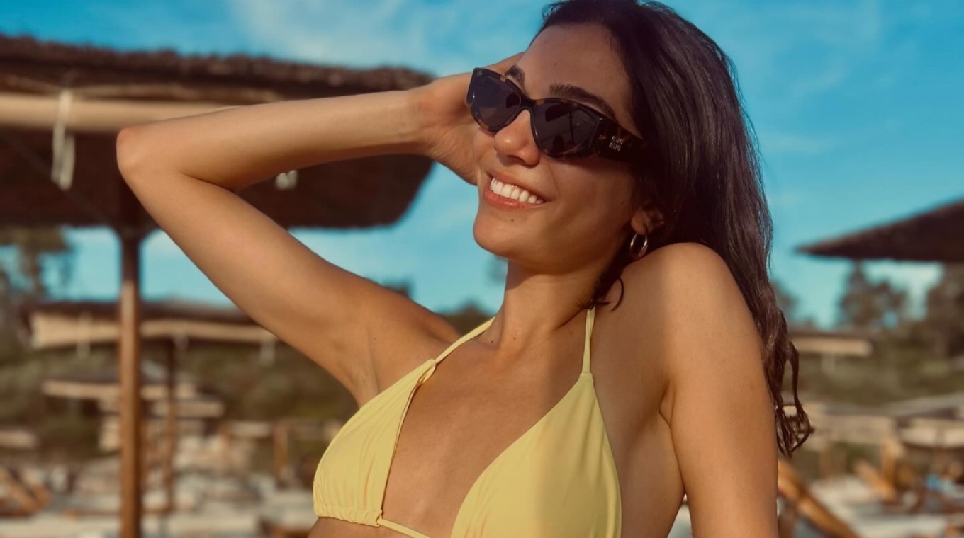 Μελίνα Νικολαΐδη: Χαμογελαστή στην παραλία με κίτρινο μπικίνι