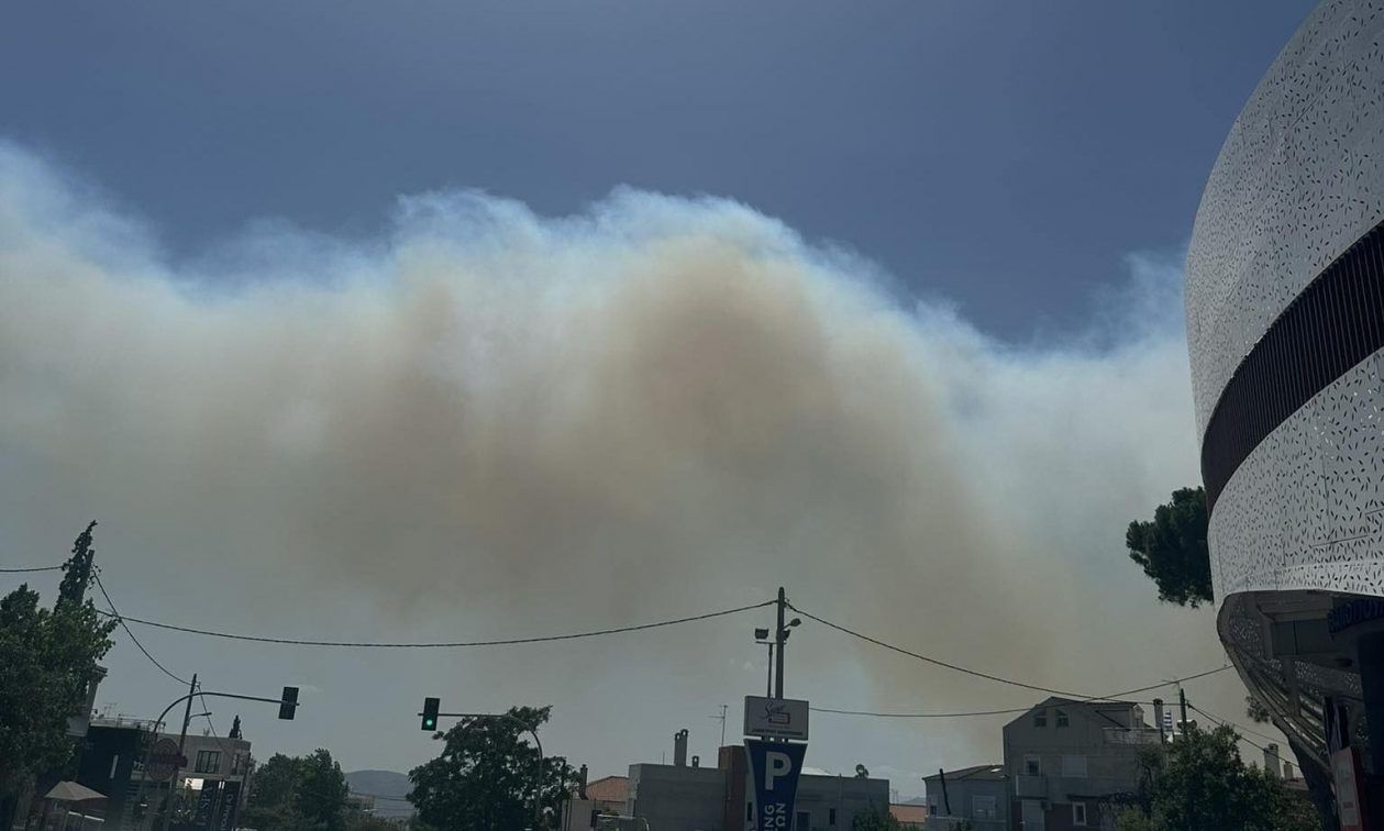 Φωτιά στην Πάρνηθα: Πληροφορίες για έκρηξη σε πυλώνα του ΔΕΔΔΗΕ