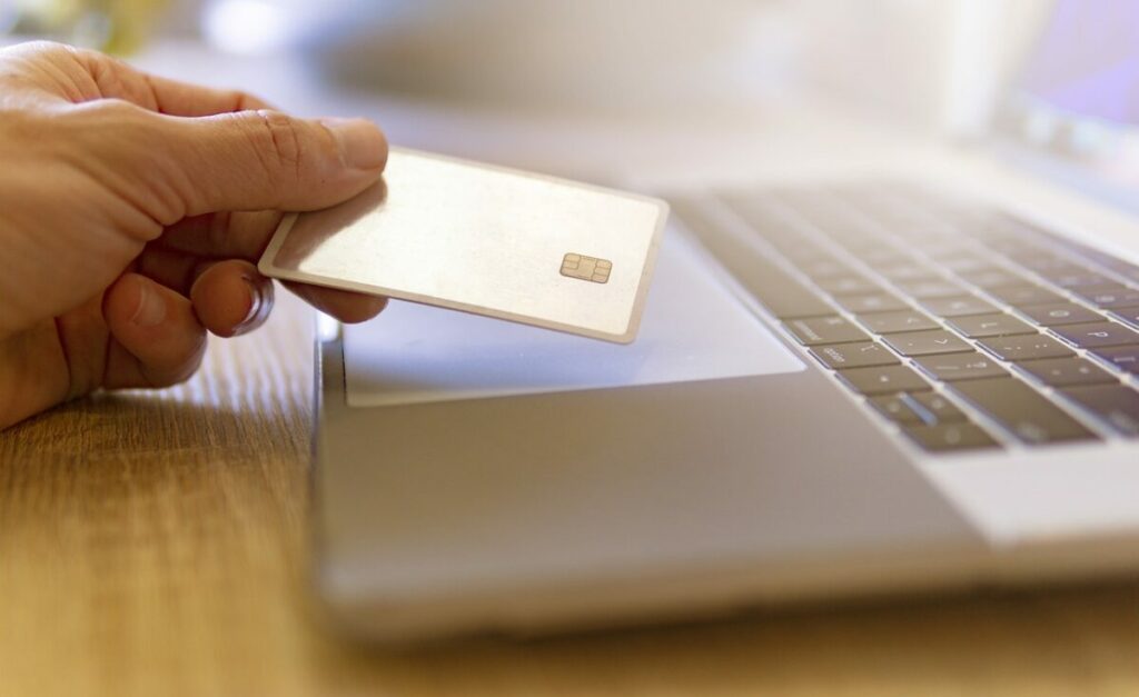 Πρόστιμο 120.000 ευρώ σε e-shop και διακοπή της λειτουργίας του