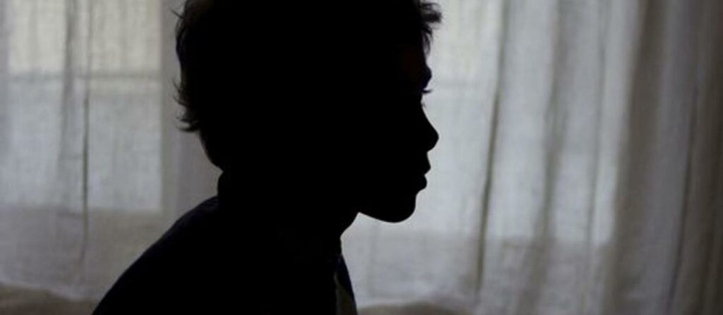 Χαμόγελο του Παιδιού: Αιμόφυρτος βγήκε στην πλατεία ο 15χρονος που ξυλοκόπησε ο πατέρας του γιατί είναι ομοφυλόφιλος