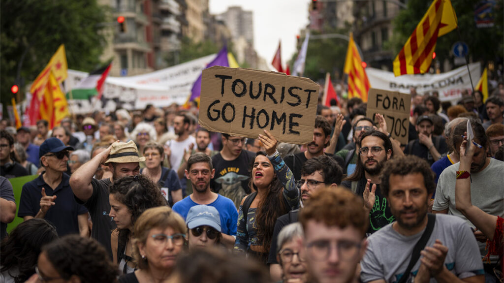 Διαδηλώσεις κατά του υπερτουρισμού στην Ισπανία: «Ένας ακόμη τουρίστας, ένας λιγότερος γείτονας»