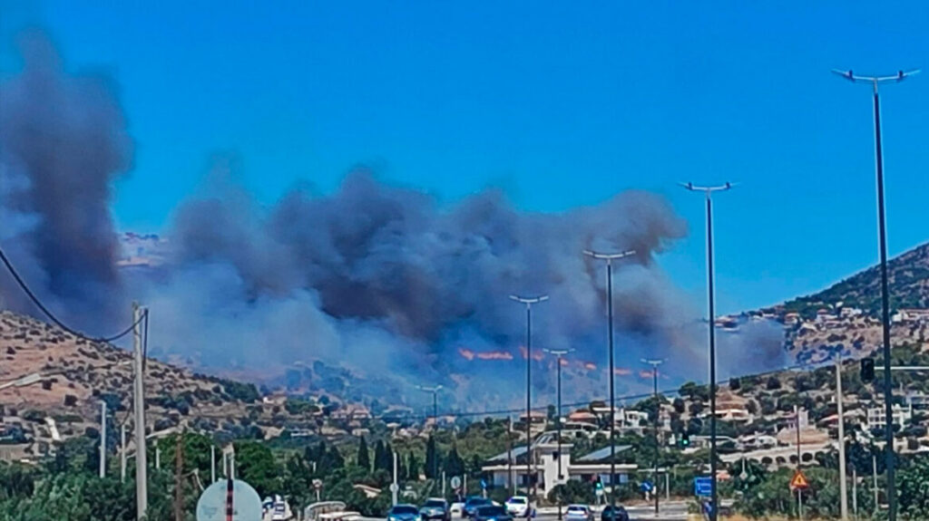 Νέα φωτιά ξέσπασε το πρωί της Κυριακής στην Κερατέα και συγκεκριμένα νοτιοδυτικά του οικισμού Πλάκα.