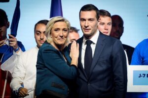 Γαλλία: Πολύ μεγάλη η προσέλευση στις κάλπες - Σε επικίνδυνη ακροδεξιά τροχιά η χώρα