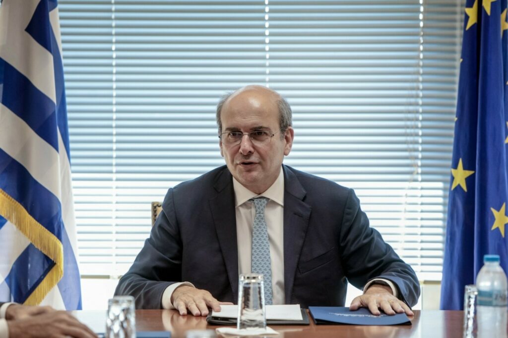 Χατζηδάκης: Έρχονται νέες μειώσεις στις τραπεζικές προμήθειες