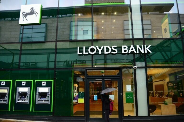 Lloyds Bank: Πτώση 14% στα κέρδη προ φόρων α’ εξαμήνου – Αμετάβλητες οι προβλέψεις