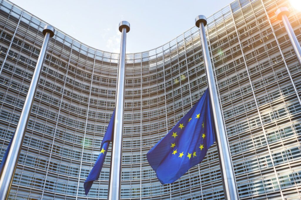 Κομισιόν: Η ΕΕ είναι έτοιμη να απαντήσει με σθένος, εάν στοχοθετηθεί από τους δασμούς του Τραμπ - Σχέδιο για φθηνότερο ρεύμα