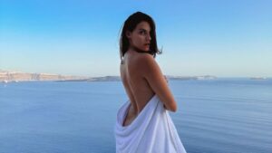 Βρισηίδα Ανδριώτου: Οι φωτογραφίες από τη Σαντορίνη που φοράει μόνο την πετσέτα της