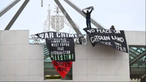 Αυστραλία: Διαδηλωτές κρέμασαν πανό υπέρ της Παλαιστίνης στην οροφή του κοινοβουλίου