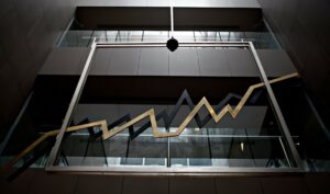 Οι διεθνείς πιέσεις όπως φαίνεται δεν άφησαν ανεπηρέαστο και το Χρηματιστήριο Αθηνών που άνοιξε πτωτικά τη συνεδρίαση της Τρίτης, αντιστρέφοντας τα κέρδη και τη χθεσινή ανεβασμένη διάθεση των επενδυτών όπου αν και ο Γενικός Δείκτης έκλεισε λίγο πάνω από τη ζώνη των 2.110 (στις 2.116,1 μονάδες) με ένα τζίρο 350 εκατ, ευρώ, ενδοσυνεδριακά ξεπέρασε και τις 2.120 μονάδες. Η εικόνα αυτή φαίνεται πως αντιστρέφεται σήμερα καθώς ο ΓΔ κινείται πτωτικά στις 2.095 μονάδες με πτώση ερίπου 1%. Η αξία των συναλλαγών ανέρχεται στα 20,45 εκατ. ευρώ. Παρόμοια εικόνα παρουσιάζει και ο δείκτης υψηλής κεφαλαιοποίησης που σημειώνει πτώση σε ποσοστό 1,44%, ενώ ο δείκτης της μεσαίας κεφαλαιοποίησης υποχωρεί σε ποσοστό 0,49%. Ο τραπεζικός δείκτης βουτά κατά 1,31 % στις 2.301, 16 μονάδες. Η πτώση του τραπεζικού κλάδου συνεχίζει να επηρεάζει αρνητικά τον γενικό δείκτη, εν μέσω ανησυχιών στις διεθνείς αγορές. Ωστόσο, ορισμένοι τίτλοι παρουσιάζουν αντοχές, αντανακλώντας την αυξημένη ζήτηση για μετοχές με πιο σταθερά και μακροπρόθεσμα θεμελιώδη στοιχεία. Αναφορικά με τις συστημικές τράπεζες σημειώνουν εξίσου πτώση και διαμορώνονται ως εξής: Alpha Bank στο -1,64% και τα 3,717 ευρώ, Eurobank στο -0,91% και τα 3,38 ευρώ, Εθνική Τράπεζα διαπραγματεύεται στο -0,74% και τα 12,685 ευρώ, Τρ. Πειραιώς πέφτει στο -0,79% και τα 7,006 ευρώ. Από τις μετοχές της υψηλής κεφαλαιοποίησης άνοδο καταγράφουν οι μετοχές της Elvalhalcor (+0,37%) και της Optima (+0,25%). Αντιθέτως τη μεγαλύτερη πτώση καταγράφουν οι μετοχές της Coca Cola HBC (-2,91%), της Alpha Bank (-2,62%), της Εθνικής (-1,92%), της ΔΕΗ (-1,77%), της ΕΥΔΑΠ (-1,66%), της Eurobank (-1,38%) και της Viohalco (-1,33%). Ανοδικά κινούνται 17 μετοχές, 70 πτωτικά και 10 παραμένουν σταθερές. Στα νέα της ημέρας, ολοκληρώθηκε η συμφωνία για τη μεταβίβαση του 100% των μετοχών της αλλαντοβιομηχανίας ΝΙΚΑΣ στην Υφαντής καθιστώντας πλέον την τελευταία κυρίαρχη στον χώρο της αλλαντοβιομηχανίας, Οπως αναφέρει η ανακοίνωση, η Bespoke SGA Holdings Α.Ε. και η Α&Χ ΥΦΑΝΤΗΣ Α.Β.Ε.Ε. ανακοινώνουν την υπογραφή δεσμευτικής συμφωνίας για την πώληση του 100% των μετοχών της Π.Γ. ΝΙΚΑΣ Α.Β.Ε.Ε. Η ολοκλήρωση της συναλλαγής τελεί υπό την έγκριση της Επιτροπής Ανταγωνισμού και αναμένεται να πραγματοποιηθεί έως τα τέλη του έτους. Σε διεθνές επίπεδο τα βλέμματα είναι στραμμένα στις εξελίξεις γύρω από τον Ντόναλντ Τραμπ καθώς προχώρησε σε κίνηση για την αποπομπή της διοικητού της Ομοσπονδιακής Τράπεζας Λίζα Κουκ, μετά από καταγγελίες συμμάχου του Λευκού Οίκου ότι παραποίησε έγγραφα στεγαστικών δανείων. Πρόκειται για δραματική κλιμάκωση στη μάχη του Τραμπ να ασκήσει μεγαλύτερο έλεγχο στην κεντρική τράπεζα. Σε επιστολή που ανάρτησε τη Δευτέρα στο Truth Social, ο Τραμπ δήλωσε ότι έκρινε πως υπάρχει «επαρκής λόγος» για να αποπέμψει την Κουκ, η οποία είναι η πρώτη Αφροαμερικανίδα γυναίκα που υπηρέτησε στο Διοικητικό Συμβούλιο της Fed στην Ουάσινγκτον. Η απόφαση βασίστηκε σε ισχυρισμούς ότι υπέβαλε ψευδείς δηλώσεις σε δανειακές αιτήσεις. Μια τέτοια εξέλιξη θα έδινε στον Τραμπ την ευκαιρία να τοποθετήσει νέο πρόσωπο στο Δ.Σ., την ώρα που πιέζει ανοιχτά για μείωση των επιτοκίων.