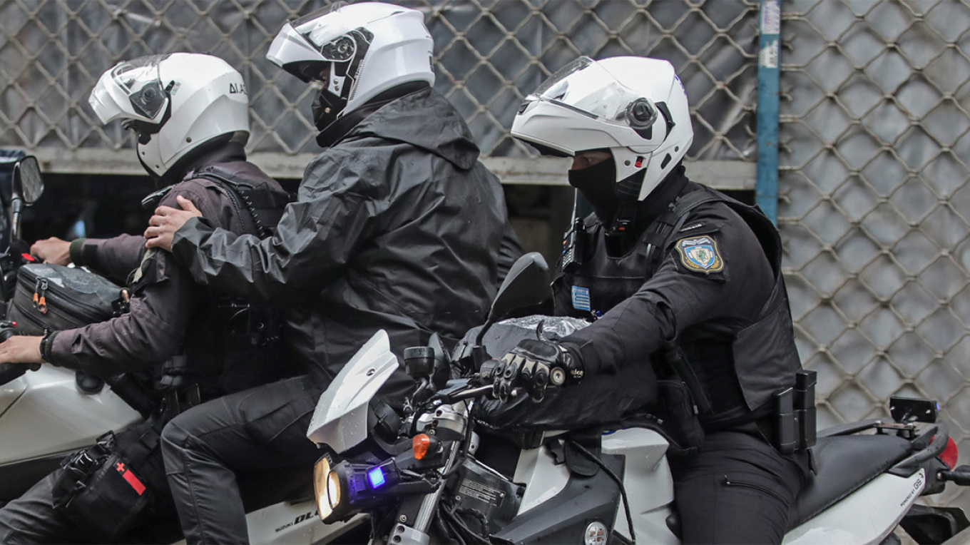 Επτά συλλήψεις από την Αντιτρομοκρατική για εμπρησμούς σε ξενοδοχείο και συναγωγή στο κέντρο της Αθήνας