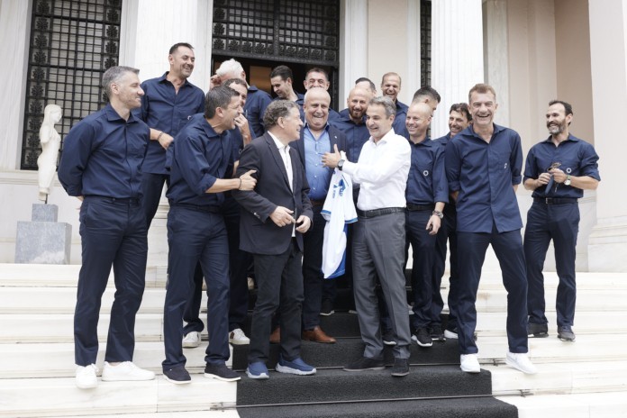 Συναντήθηκε με τους πρωταθλητές του 2004 ο Μητσοτάκης – «Είκοσι χρόνια μετά, μας κάνετε υπερήφανους» είπε στον Ρεχάγκελ
