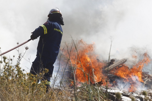 Mάχη με τις φλόγες στο Λιτόχωρο, κοντά σε σπίτια οι φλόγες – Μήνυμα από το