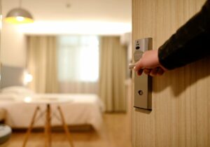 Υπ. Τουρισμού: Κατατέθηκε στη Βουλή η τροπολογία για τη δημιουργία δωματίων προσωπικού στα ξενοδοχεία