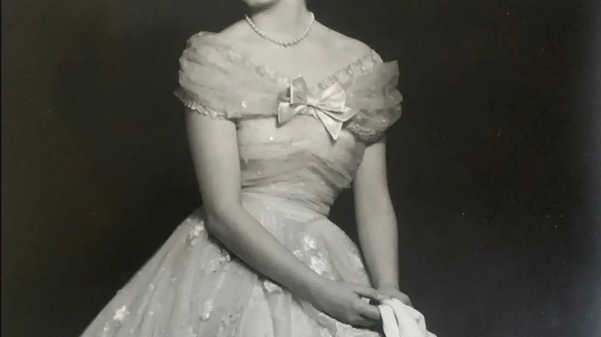 Το φόρεμα παρανύμφου στον γάμο της βασίλισσας Ελισάβετ πωλήθηκε σε δημοπρασία από τον οίκο Christie