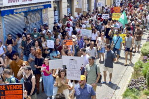 Ισπανία: «Ανεπιθύμητοι» οι τουρίστες στη Βαρκελώνη - Διαδηλωτές τους επιτέθηκαν με... νεροπίστολα, για να τους διώξουν