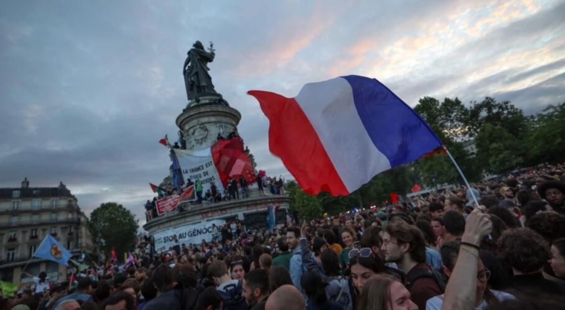 Bloomberg: Δύο επιλογές για τη Γαλλία μετά την ανατρεπτική νίκη της Αριστεράς