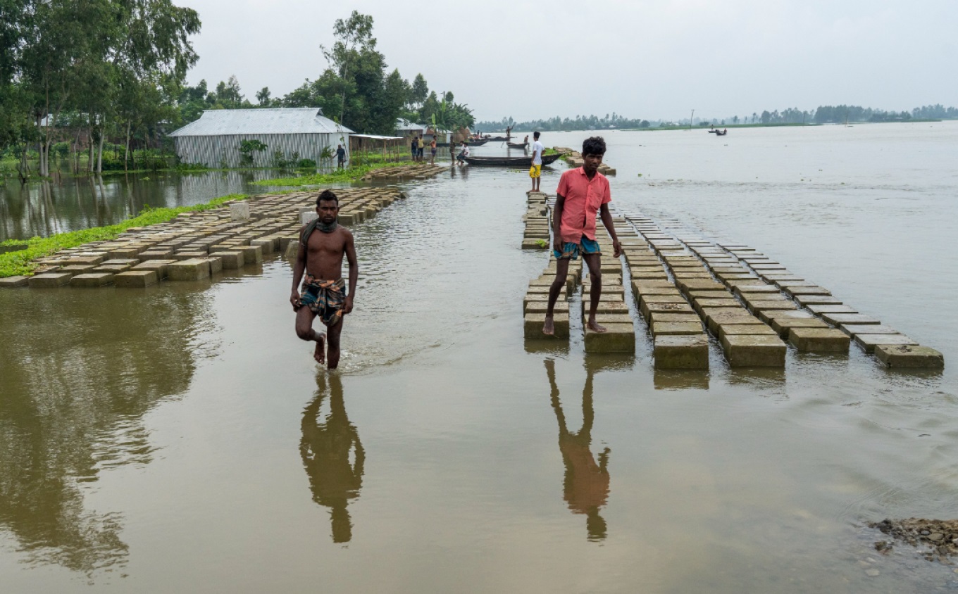 Καταστροφικές πλημμύρες στο Μπαγκλαντές - Τουλάχιστον 40.000 άνθρωποι αναγκάστηκαν να εγκαταλείψουν τις εστίες τους