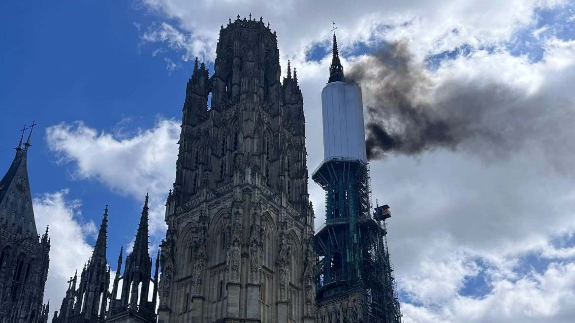 Γαλλία: Φωτιά σε καθεδρικό ναό της Ρούεν