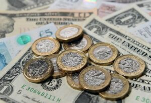 Goldman προς επενδυτές: Αγοράστε στερλίνα – Σε υψηλό έτους το νόμισμα