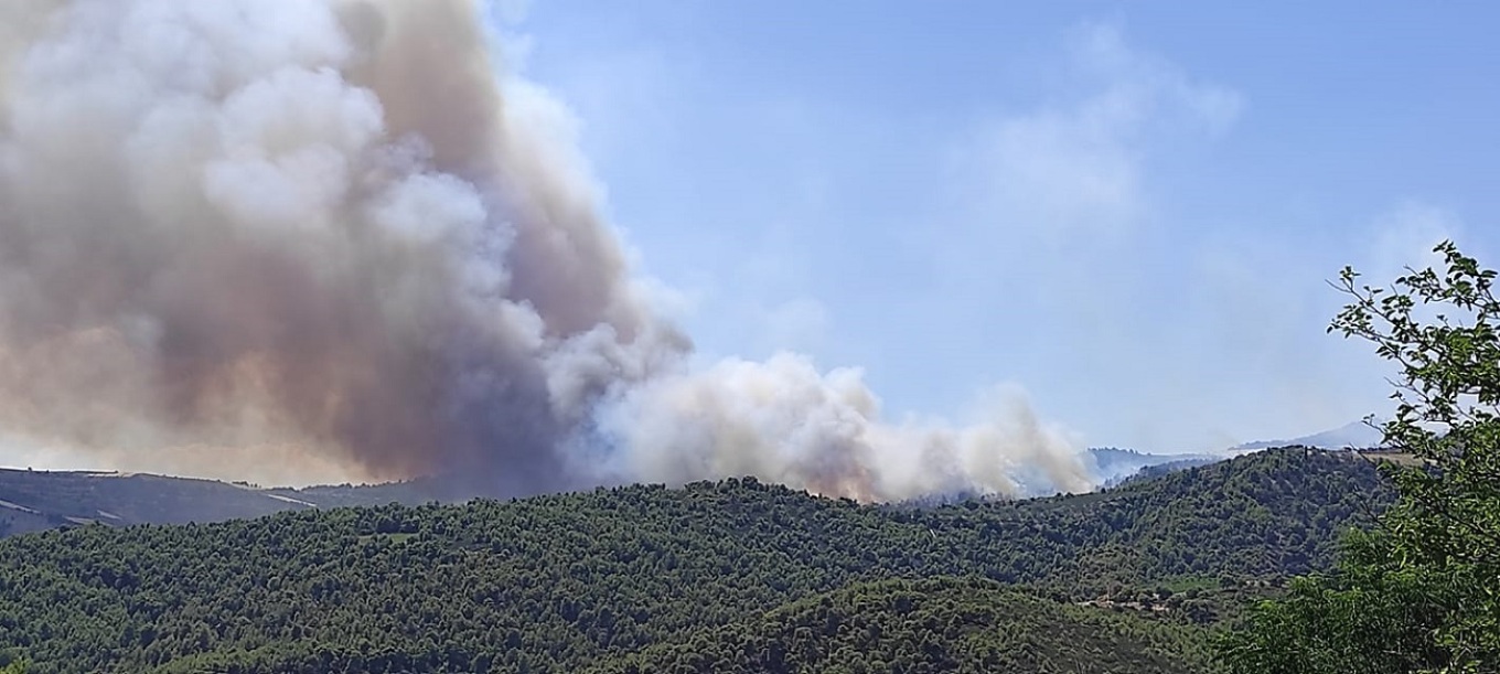 Καίει ανεξέλεγκτη η φωτιά στην Κορινθία - Επιχειρούν 140 πυροσβέστες, 11 αεροσκάφη και 5 ελικόπτερα