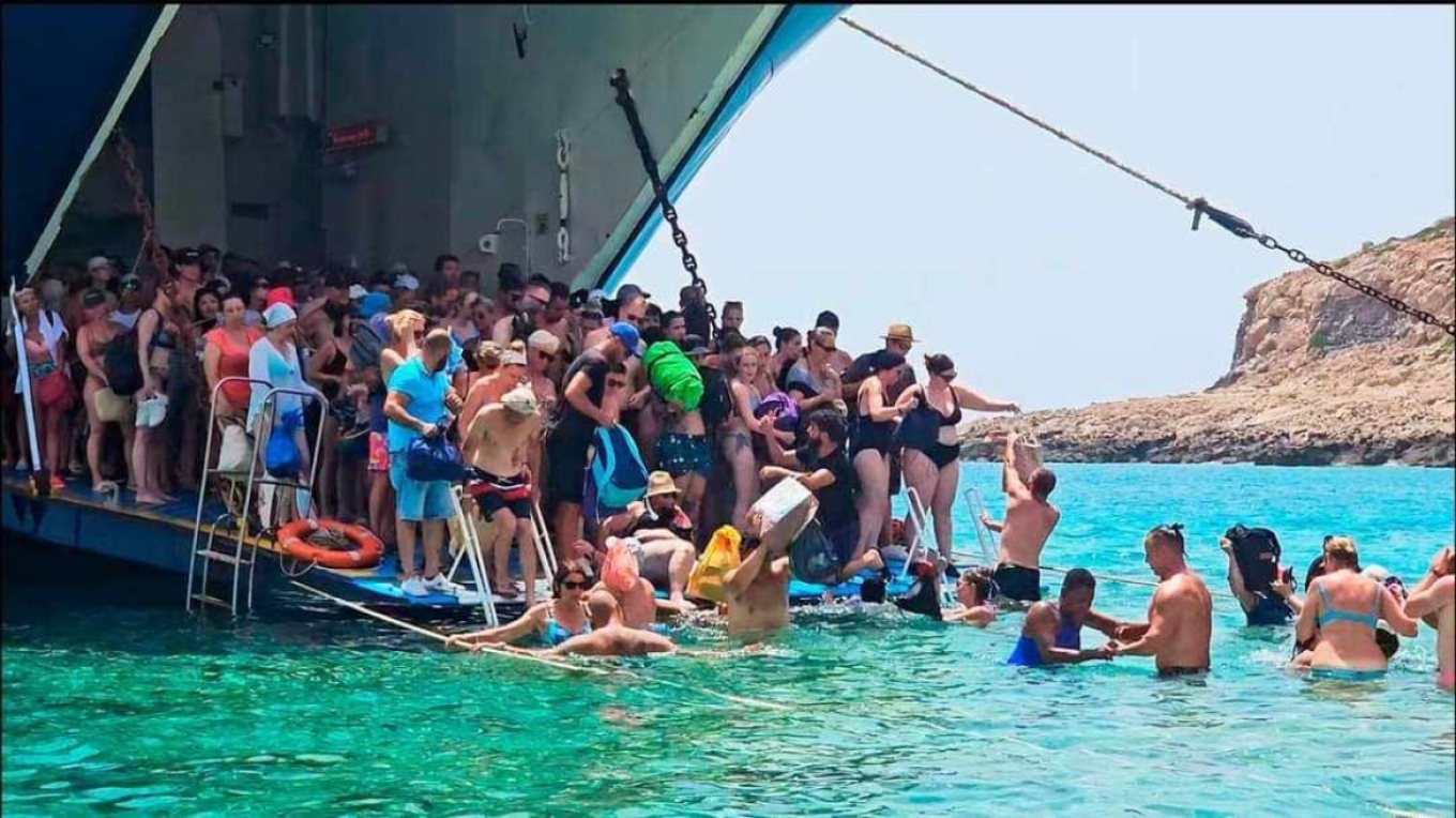 Κρήτη: Απίστευτες εικόνες στον Μπάλο - Βουτάνε μέχρι τον λαιμό από το πλοίο για να φτάσουν στην παραλία