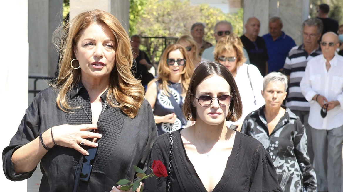 Τόλης Βοσκόπουλος: Με ένα κόκκινο τριαντάφυλλο στο χέρι η Άντζελα Γκερέκου στο μνημόσυνό του - Στο πλευρό της η κόρη της