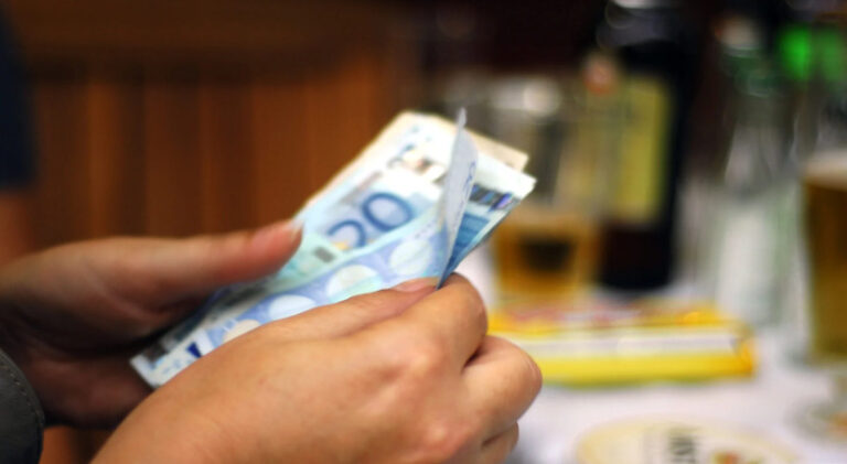 Επίδομα 300 ευρώ: Τα χρήματα μπαίνουν αυτόματα στους λογαριασμούς – Εφάπαξ η καταβολή του
