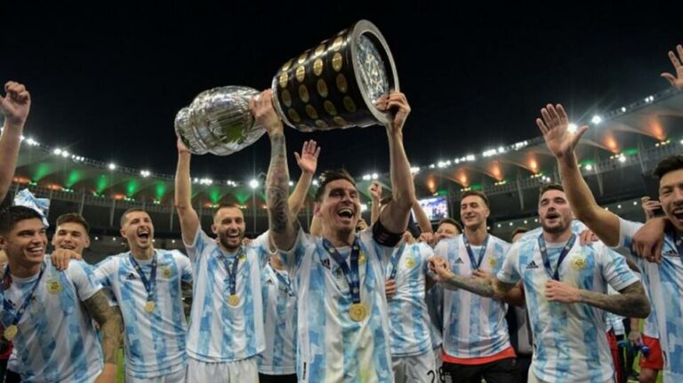 Τρελό πάρτι στην εξέδρα από δύο Αργεντίνες: Τα πέταξαν όλα έξω και πανηγύρισαν το Copa America (vid)